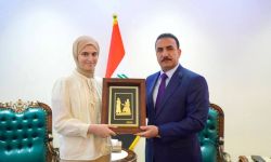 وزير التربية إبراهيم الجبوري يكرم الطالبة زينب سامر حامد الأولى على العراق دون دوام بالانتساب أو دروس خصوصية